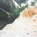 Tiefblick auf die Aufstiegsroute mit der Cima Wurzbach (2675m) rechts im Bild.