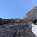 Fertig lustig: Die Felsstufe am Einstieg zum Chammliberg ist leider schon schneefrei und erfordert kurze, aber ziemlich unangenehme Kletterei
