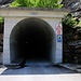 Das Eingangstor des 833m langen Tunnels beginnt gleich am südlichen Ende des Stausees. Dank ihm wird ein steiler Hang und Felsen (Iéit) ohne zusätzliche Höhenmeter bequem umgangen und man gelangt zum mittleren Teil des Südufers vom Lago di Luzzone.