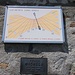 Eine Sonnenuhr ist an der Wand der Capanna Motterascio (2171m) angebracht. Sie zeigt aber logischerweise die Winterzeit an.