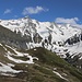 Aussicht nach Südosten von der Capanna Motterascio (2171m).<br /><br />Rechts vorne ist der kleine breite Rücken Torno (2556m). Dahinter ist der Grenzkamm zu Graubünden mit (v.l.n.r.): Torrone di Garzora (3017,0m), Vernokhörner (3043m) und dem Plattenberg (3041m).