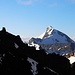 Blick vom Piz Terri Westgrat, das auf etwa gleicher Höhe wie das Südgrattürmchen P.3007m ist, zum schön geformten Piz Scharboda (3122,3m).