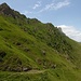 Der schmale Bergpfad ist hervorragend angelegt - aber leider eine Seltenheit in der Bergwelt im Kaukasus.