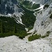 Rückblick zum Aufstieg unter den Südabstürzen der Roßkopfspitze in breiter Rinne