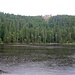 Mummelsee im Regenschauer. Hauptsache keine nassen Füße. <br />Vor dem Hornisgrindenturm steht die neue Grindenhütte.