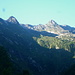 Visuale alla partenza da sinistra a destra: Dente di Cortechiuso, da non confondere con il Cimone di Cortechiuso la cui vetta del monte rimane sovrapposta e coperta. Invece la Cima della Laurasca è inconfondibile.