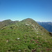 Percorrendo la cresta e, ormai in vista, del grosso ometto di vetta della prima e panoramica elevazione del Cimone di Straolgio, proseguendo in cresta si toccano altre punte.