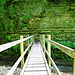 die Brücke endet zwar am Felsen, der Weg geht rechts nach unten weiter, wieder ganz nah am Wasser
