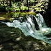 schon ein kleiner Wasserfall und links der Wanderweg