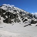 Versöhnlich war, dass sich auch der Gipfel des Piz Vials (3168,4m) auch während des Abstiegs in den Wolken versteckte. Foto vom P.2379m; rechts ist der Passo della Greina / Pass Crap (2354m). 
