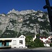 Start an der Bahnstation Netstal: Beeindruckend der Wiggis, angestrahlt von der Morgensonne