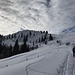Auf der verschneiten Strasse zum Col de la Croix