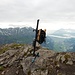 Gipfelkreuz und der Rucksack mit den Schiitli