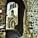 Arlempdes. La porta della cinta fortificata del XI secolo e la chiesa di Saint Pierre.