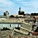 I tetti di Aigues-Mortes dalle mura con la Torre di Costanza, risalente al 1248.