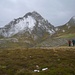 Cyrill und Tanja auf den letzten Meter im Nieselregen zum Laucherenstock (2005m). Man hat vom Gipfel einen Tollen Blick zum nahen Schluchberg (2106m).