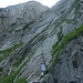 Der Einstieg des Via ferrata del Diavola befindet sich beim Suworow Denkmal.<br />Rechts geht es hoch.<br />K2-3