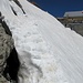 Kurz vor dem Berggasthaus mussten wir noch den "Starthang" der Skiabfahrt queren. Die Übergänge vom Schnee auf den Fels oder umgekehrt sind generell mit Vorsicht zu begehen.<br /><br />Eine Skiabfahrt über gut 800 Hm bei fast perfekten Schneebedingungen bis hinter die Weiden der Meglisalp wären derzeit noch möglich