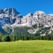 Am malerischen Rohntalboden mit Blick auf die gewaltige Nordwand der Östlichen Karwendelspitze