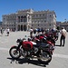 zahlreichen alten Motorrädern, die auf der Piazza Unitá ausgestellt wurden...