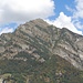 Alpe Paràula da Cranzunell
a destra del solco del Ri di Paràula, evidentissimi, la Costa Stagna e il Crös du Zücher