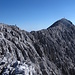 Von der Brotfallscharte geht's in einer langezogenen Rechtskurve durch einfaches Karstgelände, dann über einen schmalen Grat auf den Gipfel des Großen Priel (2515m).