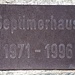 <b>L’unica scritta visibile è posta sulla targhetta della fontana di granito: “Septimerhaus 1971-1996”.</b>