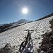 <b>Una volta risalito al passo provo a percorrere il sentiero in direzione del Pass Lunghin. Dopo 600 m sono bloccato dalla neve: non è possibile spingere la pesante bici sul ripido nevaio. </b>