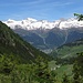 Im Aufstieg zur Ebene der Alp Sura. In der Bildmitte sieht man wohl das zu Disentis gehörende Acletta.