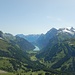Am Saaspass hat man eine herrliche Aussicht auf den Klöntalersee, links umschlossen von Schijen und Wiggis, rechts vom gletscherbekrönten Glärnisch. Dahinter ragen Mürtschentsock und Fronalpstock auf.