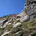 danach geht es dem Felsen entlang nach oben
