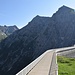 Lünersee Staumauer. Die Westflanke des Schafgafalls liegt noch im morgendlichen Schatten. Links das Tagesziel: Saulakopf.