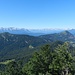 Hinter Hirschhörnlkopf und Jochberg erheben sich Karwendel und Wetterstein.