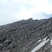 Der Gipfel scheint zum Greifen nahe, aber der Zustieg erfolgt nicht direkt, sondern zieht nach rechts zum Höhenweg und zum Ausstieg des Südwand-Klettersteiges um dann über den Gipfelgrat zur Madonna zu gelangen.