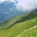 In lontananza, si indovina il tetto del rifugio Ferioli. 