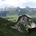 die Alp Bogarten in spektakulärer Lage auf einem schmalen Sattel - viel abgelegener dürfte wohl kaum mehr gehen