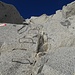So sind die Passagen ausgerüstet, hier der Aufstieg zur Bocchetta di Monte Nero.<br />Der helle Tonalit hat grosse Einschlüsse eines anders aufgebauten Granits (dunkel, oben rechts)