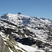 Il Pizzo d'Orsino (2661 m) svetta sullo sfondo. In primo piano la diga del Lucendro.