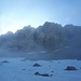 Die Westwand des Piz d'Err taucht aus dem Nebel auf