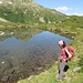 Monica intenta ad osservare i numerosi girini nelle pozze che precedono il Lago di Prato.