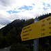 Kurz vor Namlos. Die Wetterspitze über dem Namen auf dem Schild.