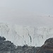 eine Tourengruppe im Aufstieg auf das Weisshorn (welches heute den ganzen Tag mit Wolken verhangen ist)