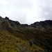 der zentrale Felskopf wird rechts umgangen, später führt der Weg über mühsamen Lavasand zum Gipfel
