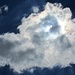 Segelflieger unter den Wolken (der Flieger ist in der Mitte der Wolke)