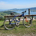 Nix Carbon - nur Kondition :-) - mein "altes Bike", dahinter wunderschöner Blick runter zum Sihlsee.