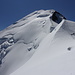 Im Aufstieg zum Mont Blanc (via Bosses-Grat) - Immer wieder sind dabei steile Aufschwünge und schmale, beidseitig abschüssige Abschnitte zu bewältigen. Zwischendurch gibt’s aber auch weniger heikle Passagen.