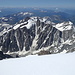 Im Abstieg vom Mont Blanc (via Bosses-Grat) - Seitenblick, noch unweit des Gipfels. Zu sehen sein dürfte u. a. die Aiguille de Tré-la-Tête (Aiguilles de Trélatête).