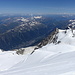 Mont Blanc - Ausblick in Gipfelnähe. Unten im Tal ist Chamonix zu sehen, dahinter der Brevent.