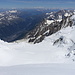 Im Abstieg vom Mont Blanc (via Bosses-Grat) - Seitenblick. Der Glacier des Bossons zieht hinunter in Richtung Chamonix.