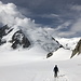 Unterwegs zwischen Aiguille du Midi und Col du Midi - Nach einer Tour auf den Grand Paradiso sind wir nun zurück am Mont Blanc für eine weitere "Eingeh-Tour". Rechts ist dabei das Refuge des Cosmiques zu sehen, links der Mont Blanc du Tacul.